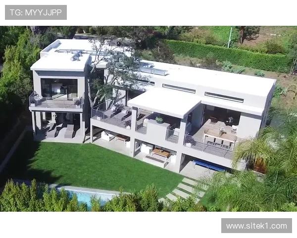 大阪刚买下比弗利山那栋玻璃别墅，月供够我交十年房租了