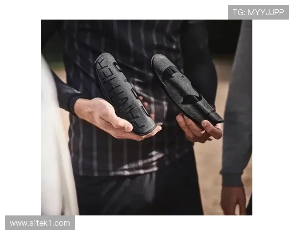 护腿板要求：合规材料并被球袜完全覆盖，裁判可检验